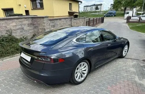 TESLA Model S 