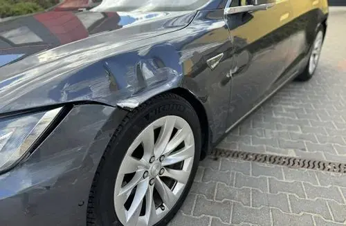 TESLA Model S 