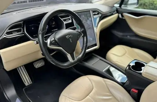 TESLA Model S 