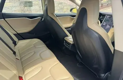 TESLA Model S 