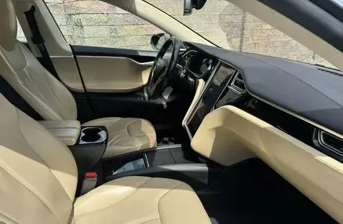 TESLA Model S 