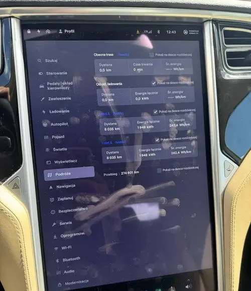 TESLA Model S 