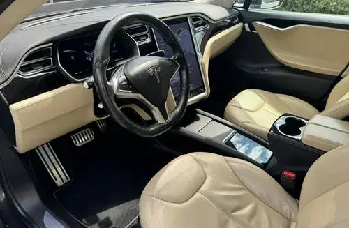 TESLA Model S 