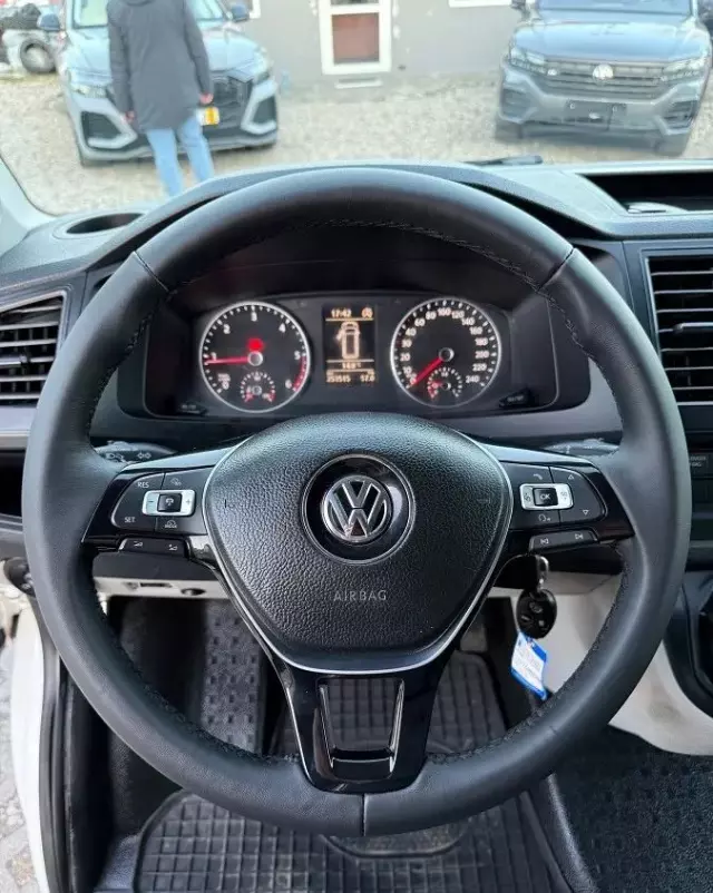 VOLKSWAGEN 2.0TDI 140ps 4MOTION Transporter T6 Długi Webasto SERWISOWANY Bezwypadek 2x przesuwne drzwi 
