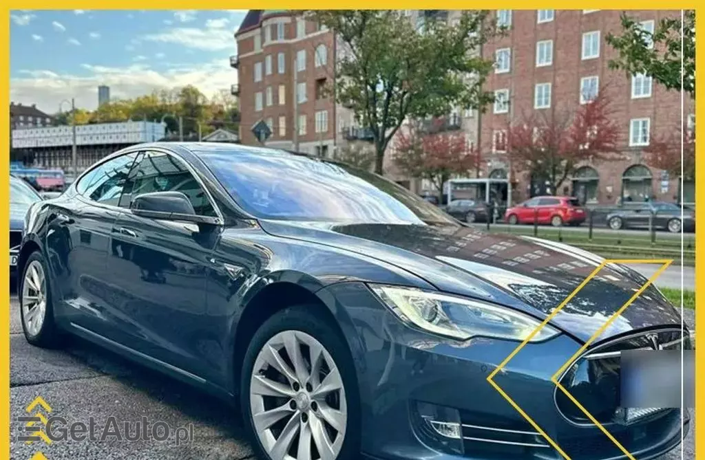 TESLA Model S 
