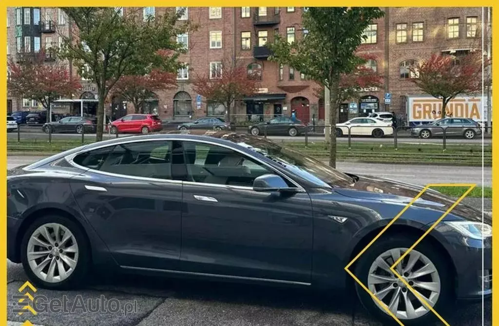TESLA Model S 