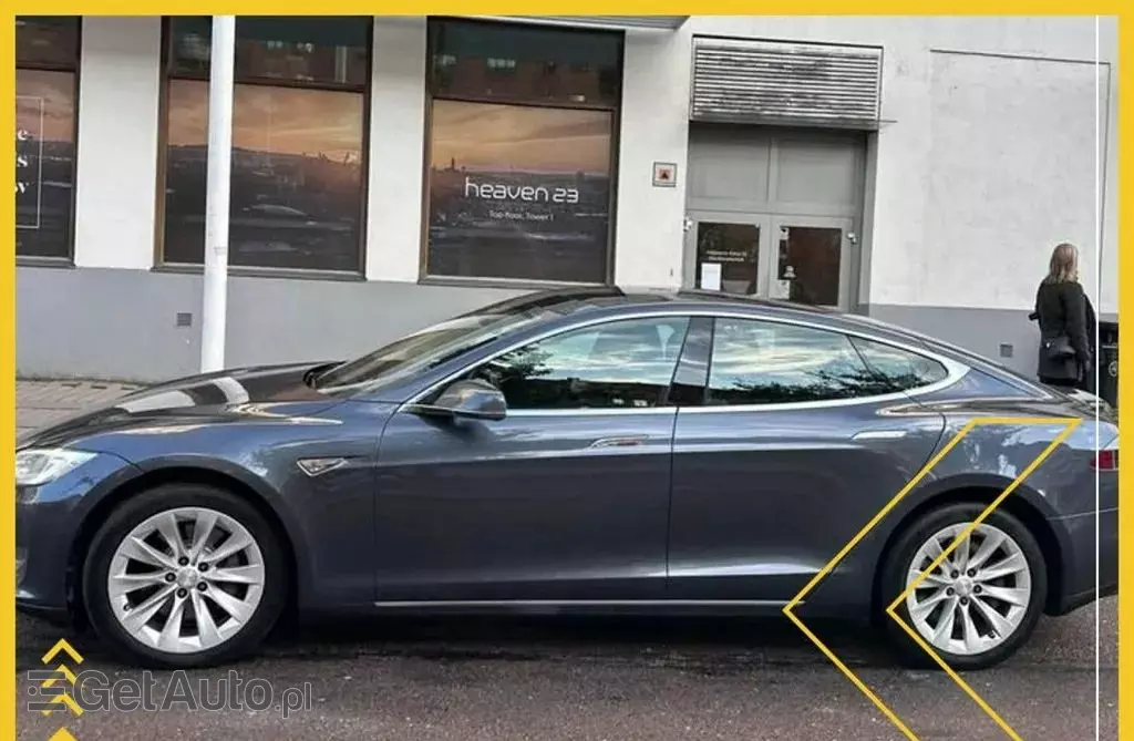 TESLA Model S 