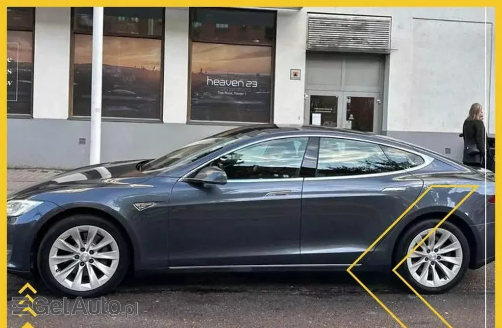 TESLA Model S 