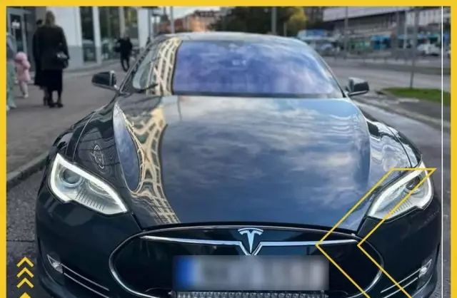TESLA Model S 
