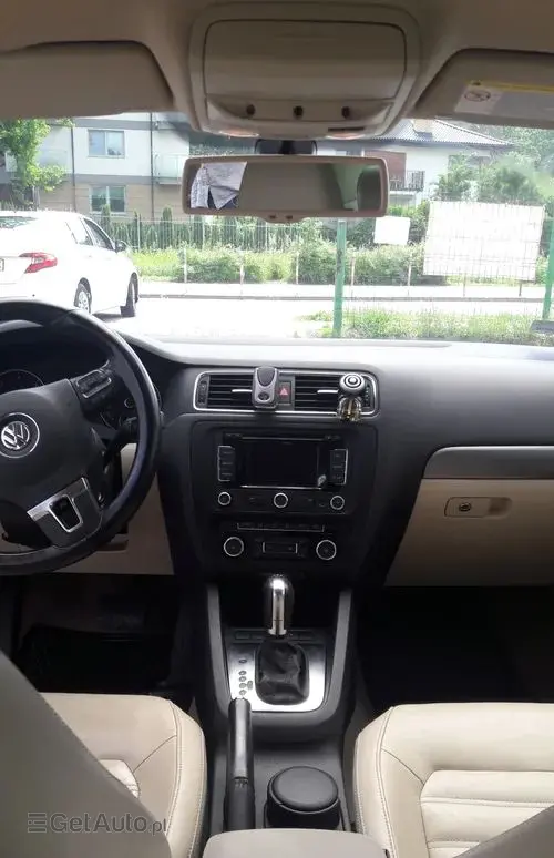 VOLKSWAGEN Jetta 