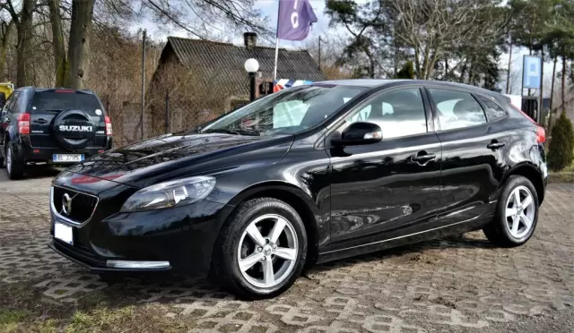 VOLVO V40 