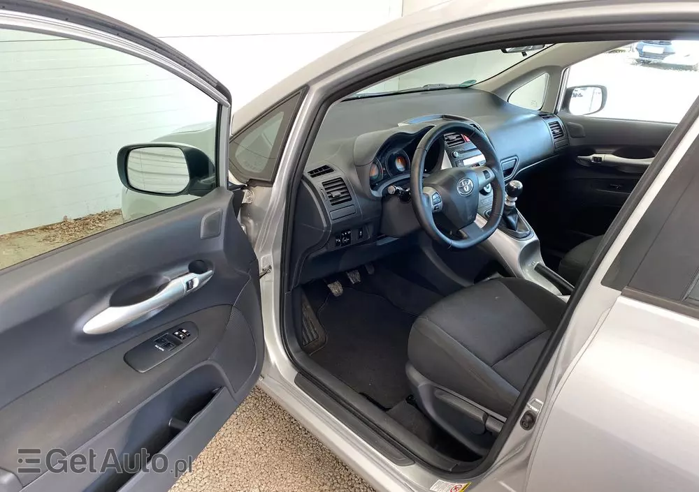 TOYOTA Auris 1.6 Luna