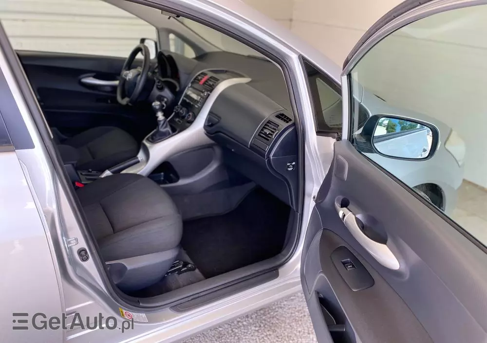 TOYOTA Auris 1.6 Luna