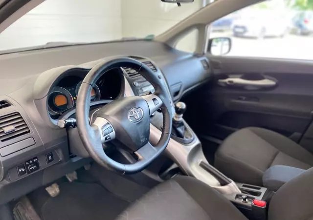 TOYOTA Auris 1.6 Luna