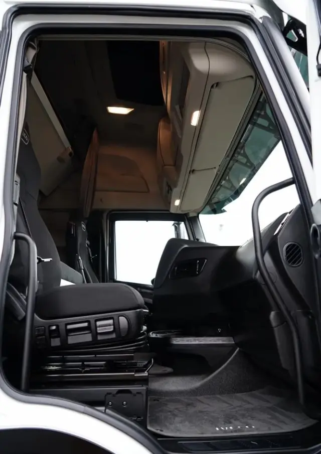 IVECO S-WAY / 510 / RETARDER / KLIMA POSTOJOWA / CAŁA NA PODUSZKACH 