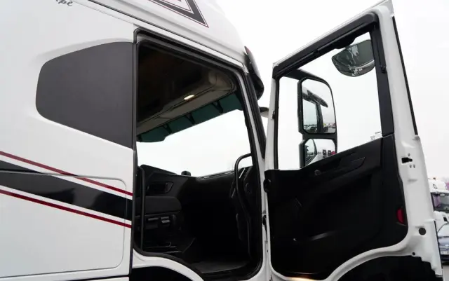 IVECO S-WAY / 510 / RETARDER / KLIMA POSTOJOWA / CAŁA NA PODUSZKACH 