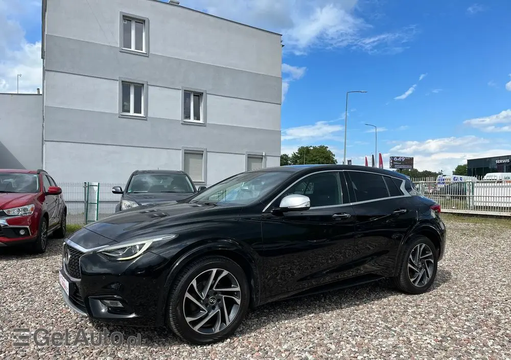 INFINITI Q30 