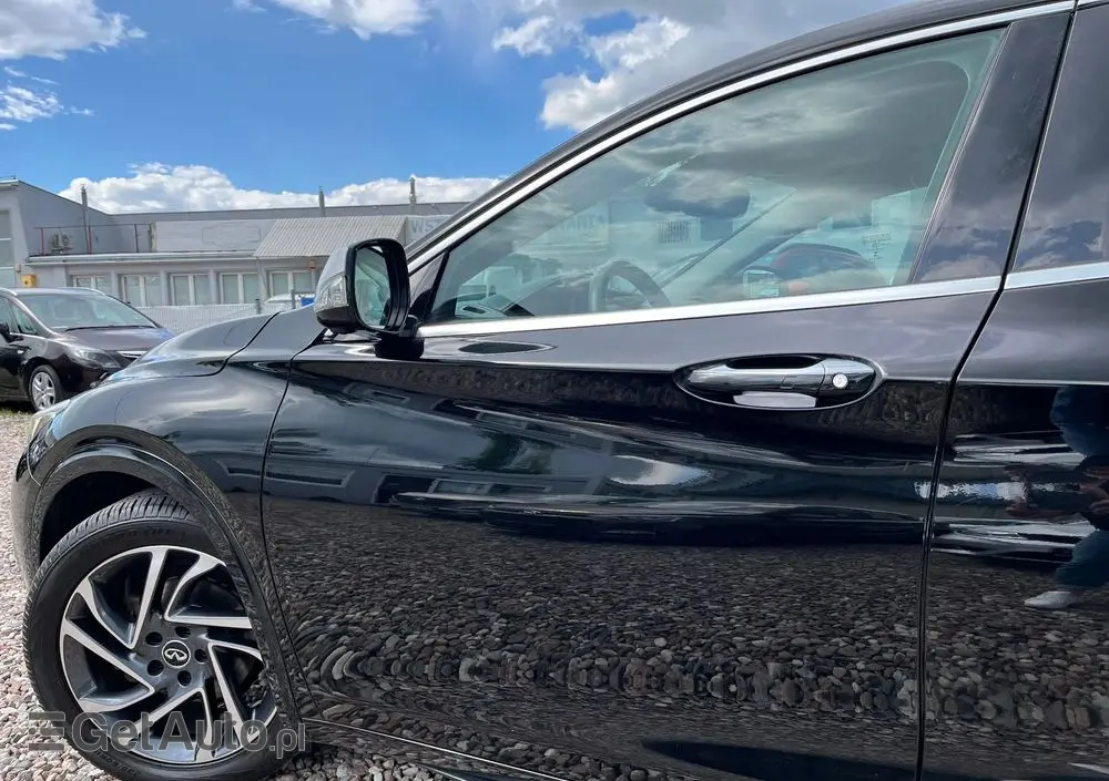 INFINITI Q30 