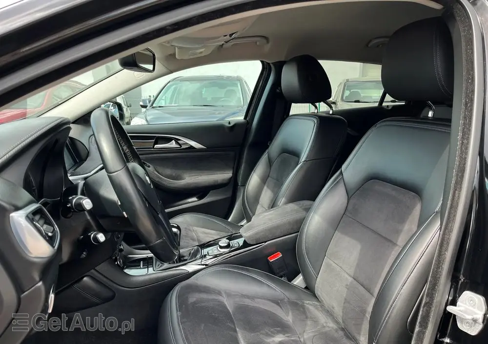 INFINITI Q30 