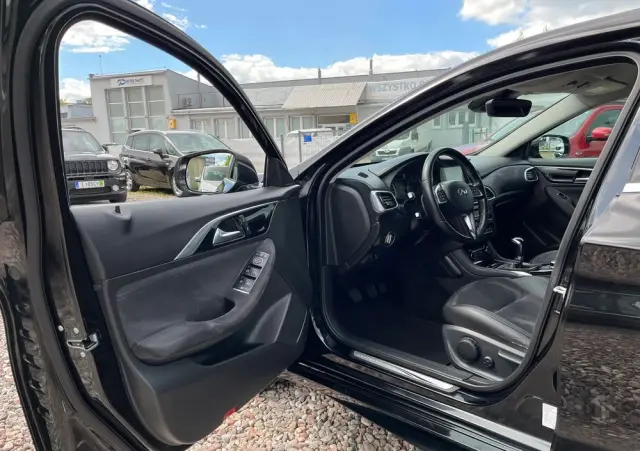 INFINITI Q30 