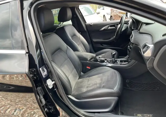 INFINITI Q30 