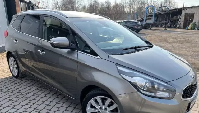 KIA Carens 