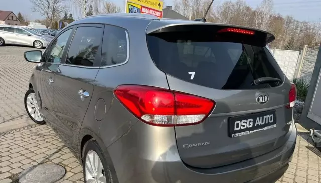 KIA Carens 