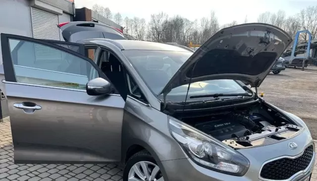 KIA Carens 