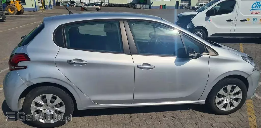PEUGEOT 208 