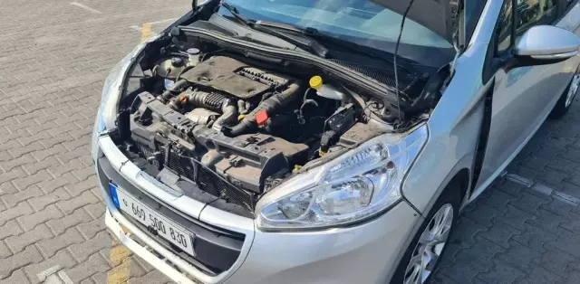 PEUGEOT 208 