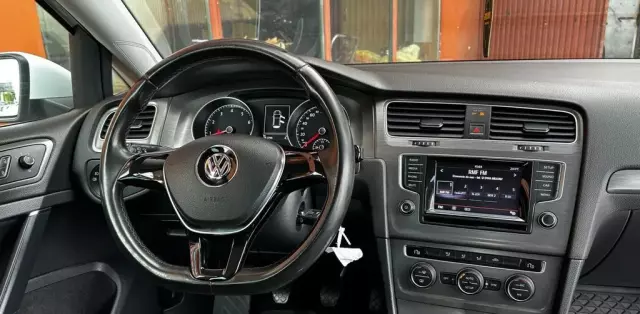 VOLKSWAGEN Golf 