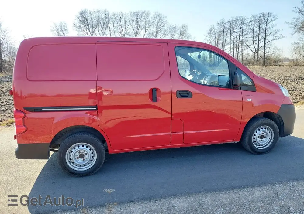 NISSAN NV200 