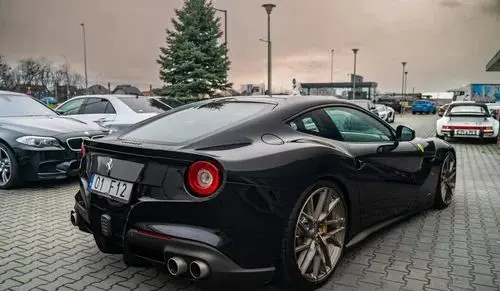 FERRARI F12 
