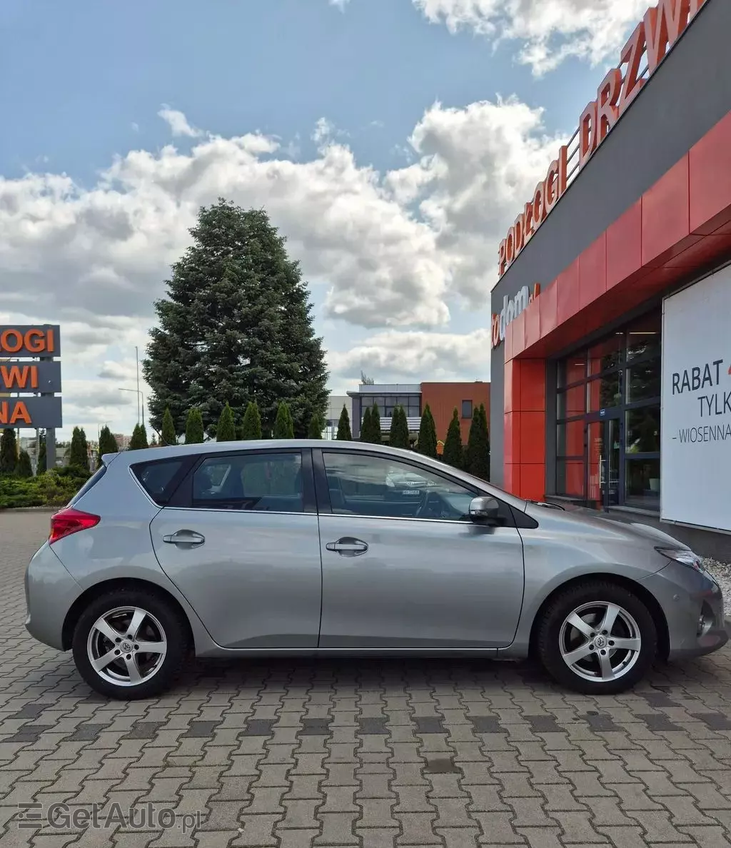 TOYOTA Auris 