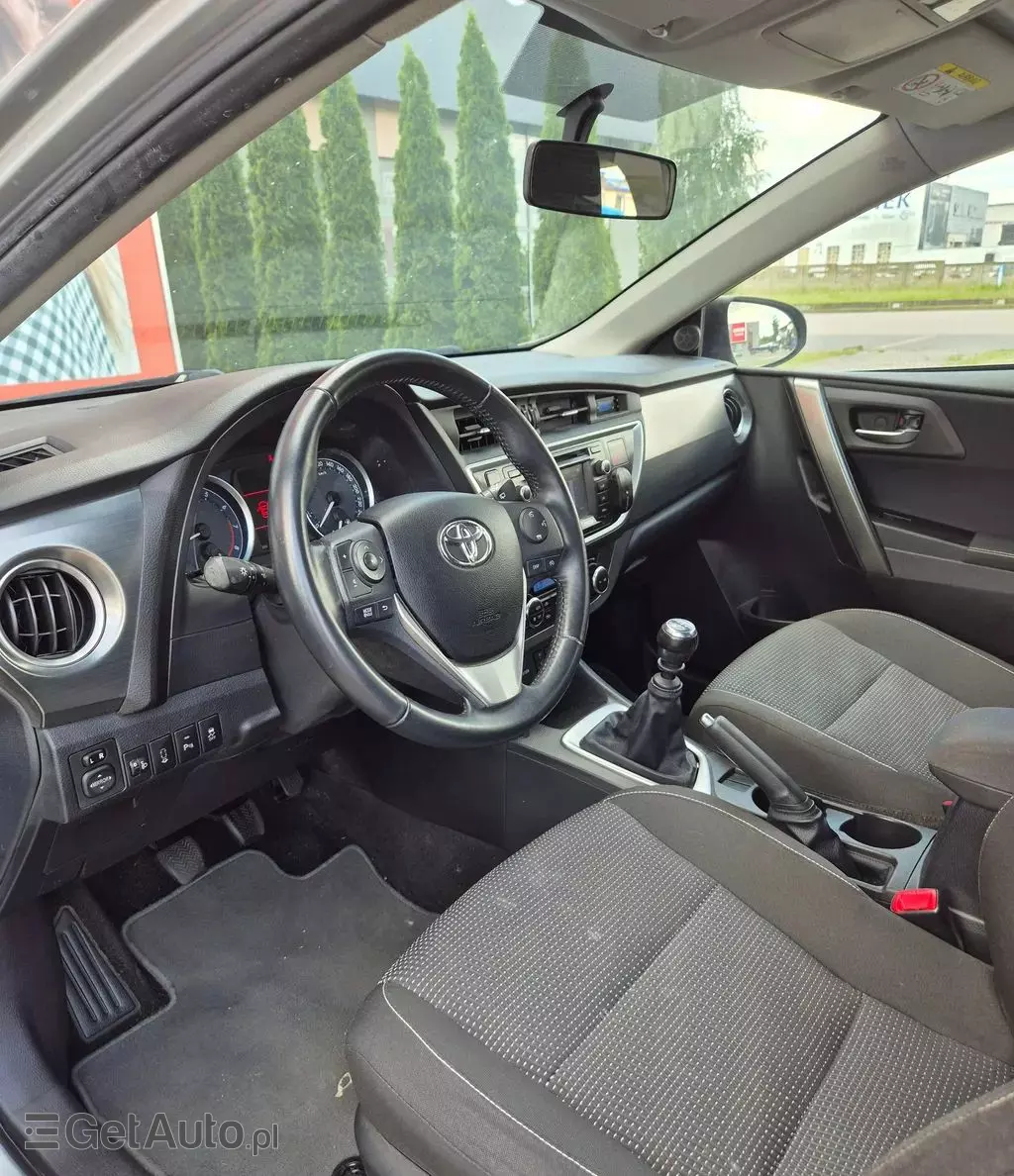 TOYOTA Auris 