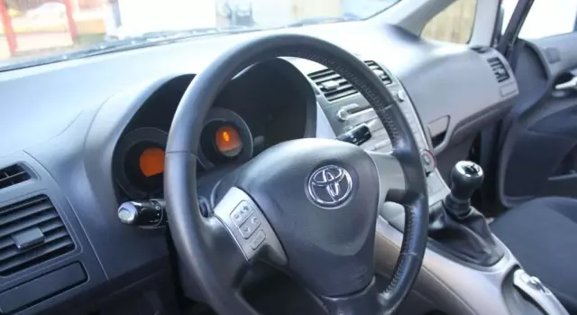 TOYOTA Auris 
