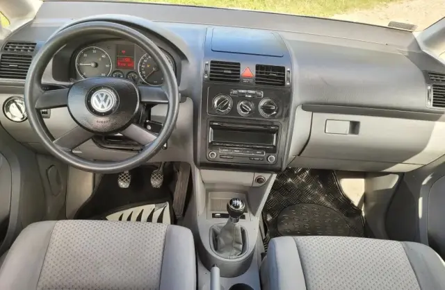 VOLKSWAGEN Touran 