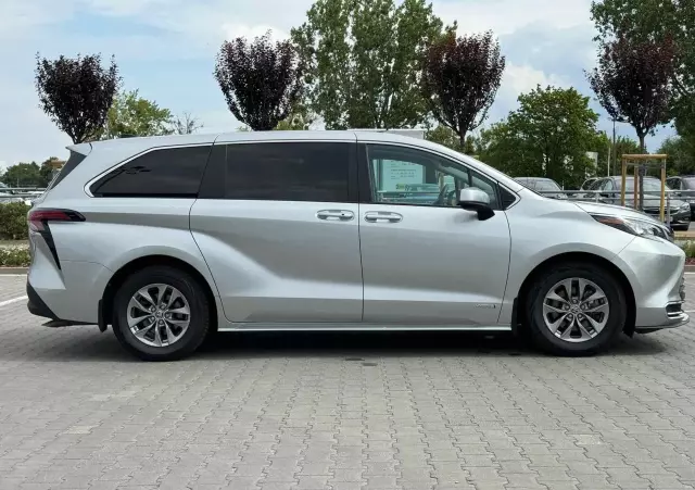 TOYOTA Sienna 