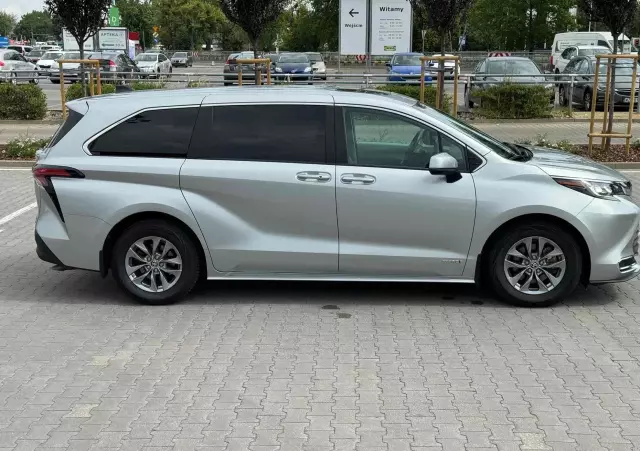 TOYOTA Sienna 