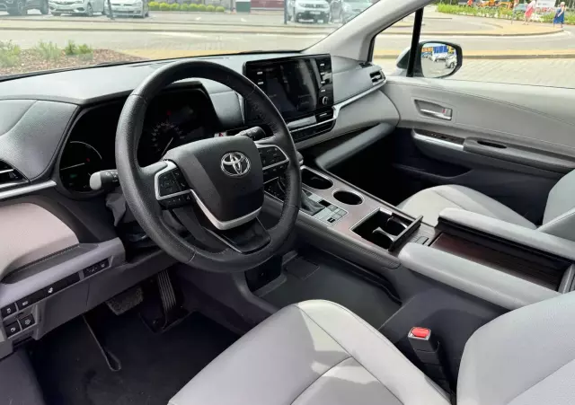 TOYOTA Sienna 