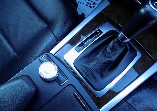 MERCEDES-BENZ Klasa E 200 CDI DPF BlueEFFICIENCY 7G-TRONIC Elegance