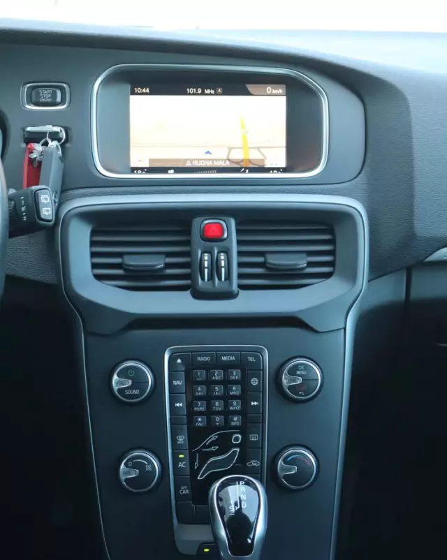 VOLVO V40 Cross Country D2 Drive-E Momentum