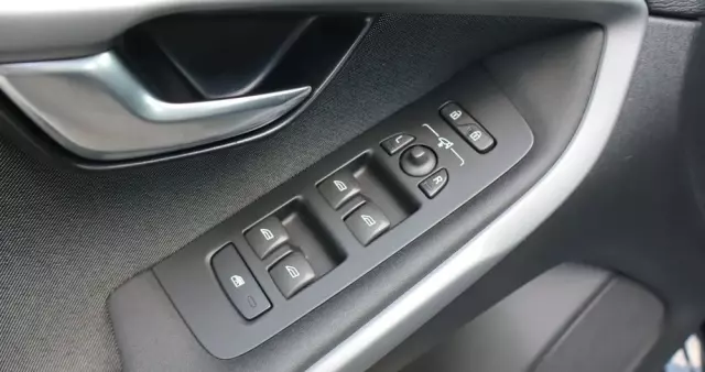 VOLVO V40 Cross Country D2 Drive-E Momentum