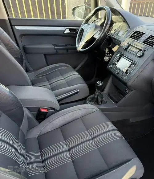 VOLKSWAGEN Touran 
