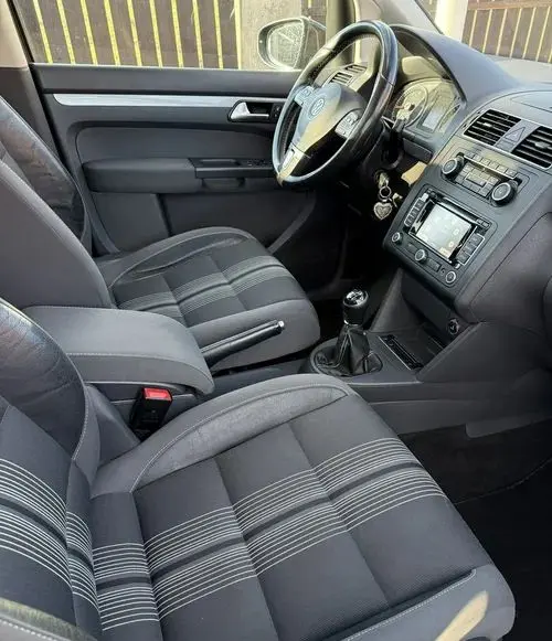VOLKSWAGEN Touran 