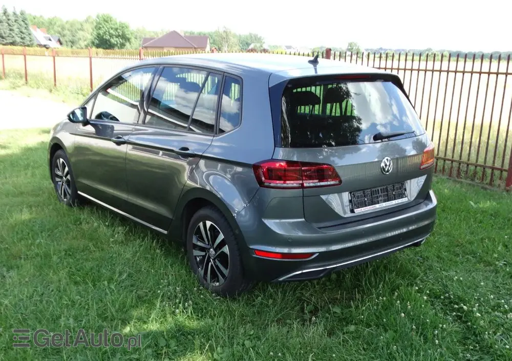 VOLKSWAGEN Golf Sportsvan 