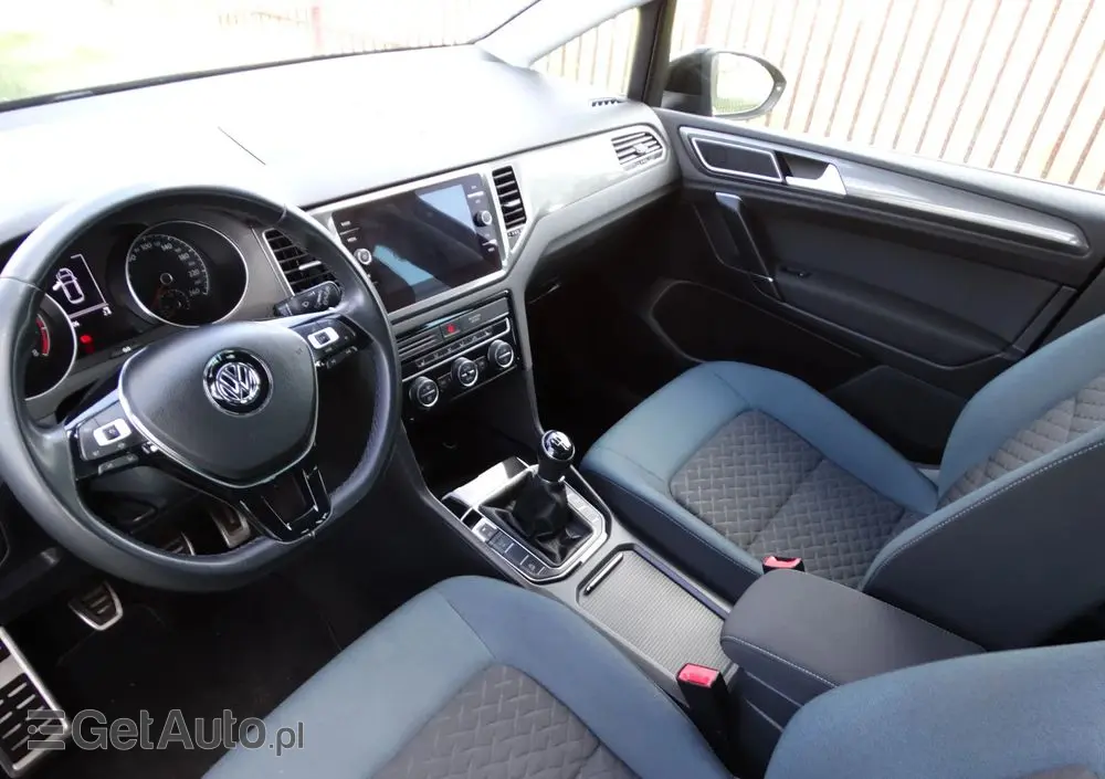 VOLKSWAGEN Golf Sportsvan 