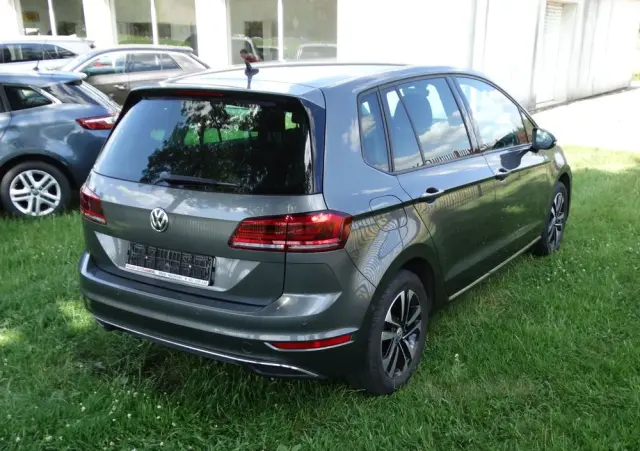 VOLKSWAGEN Golf Sportsvan 