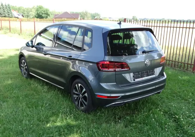 VOLKSWAGEN Golf Sportsvan 