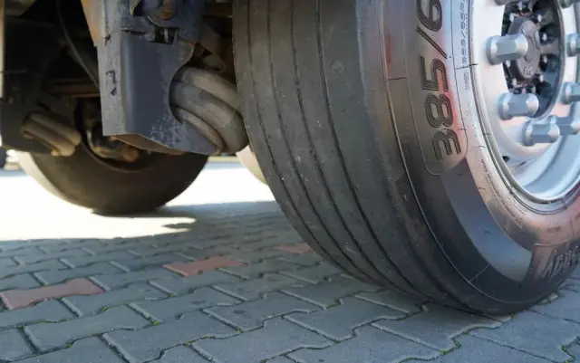 ORTEN PRZYCZEPA BURTOWA 6,5M / DO BUDOWLANKI / OŚ PODNOSZONA / SAF / 